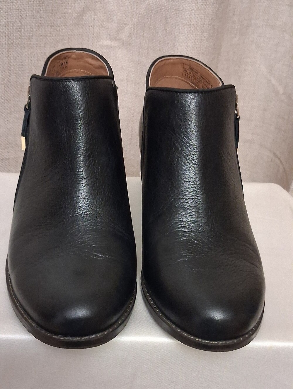 Vionic Black Leather Short Boot, Shoe. SZ 6 Wide. Gold Zipper Side, Suede Lining